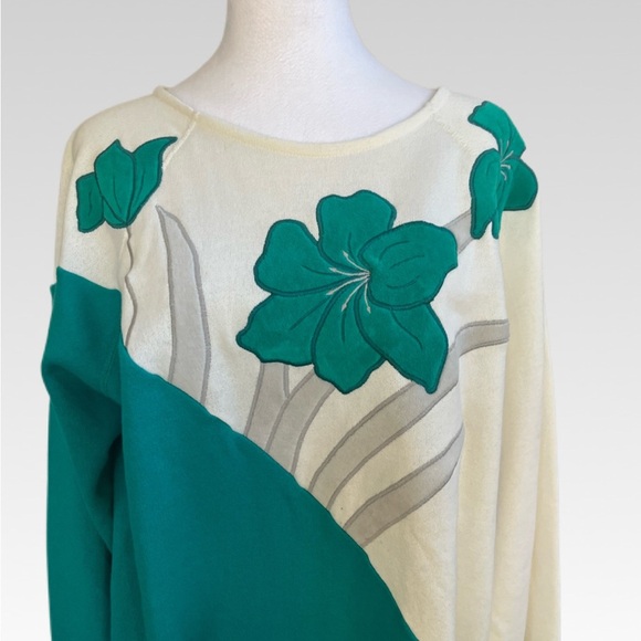 VINTAGE Hanes Teal and Cream Floral Women's Sweater SIZE XL - Picture 2 of 7